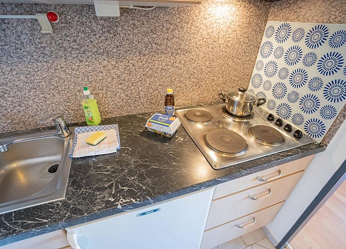 Blick auf die Arbeitsfläche der Küche in der Unterkunft Inselbume 11 auf Fehmarn