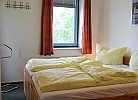 Doppelbett im Schlafzimmer in der Fewo am Yachthafen auf Fehmarn