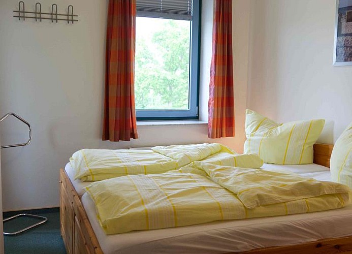 Doppelbett im Schlafzimmer in der Fewo am Yachthafen auf Fehmarn