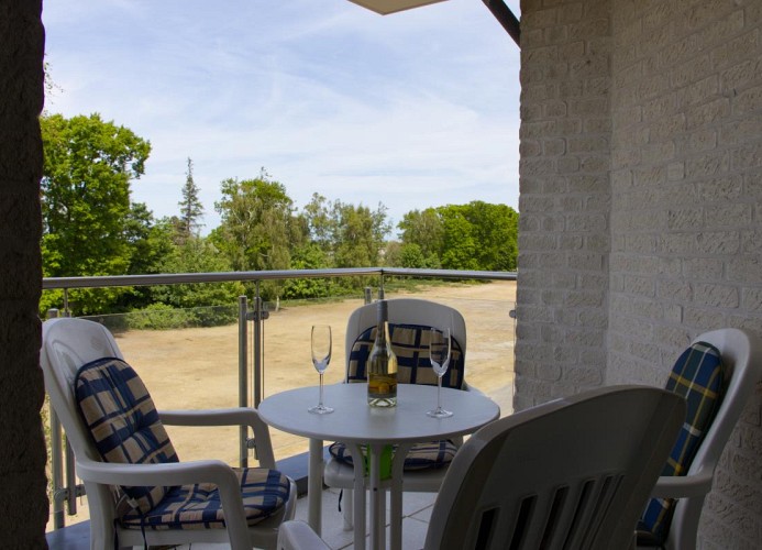 Balkon mit Balkonmöbeln der Inselblume 04