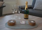 Sekt auf dem Wohnzimmertisch der Fewo am Niendorfer Platz in Burg auf Fehmarn