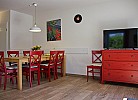 Esstisch und TV im Ferienhaus Inselblume 28