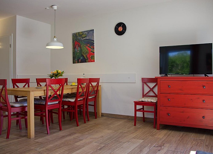 Esstisch und TV im Ferienhaus Inselblume 28