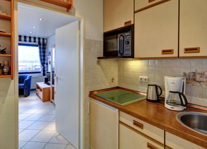 Küche mit Blick ins Wohnzimmer der Ferienwohnung am Südstrand in Burgtiefe auf Fehmarn