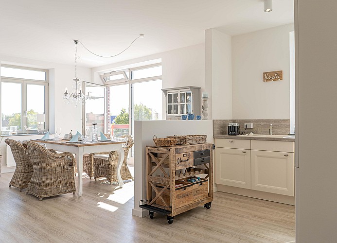 Küche und Esstisch in der Ferienwohnung in Burg auf Fehmarn