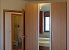 Schrank und die Tür vom Schlafzimmer auf den Flur der Ferienwohnung Inselblume 03 auf Fehmarn