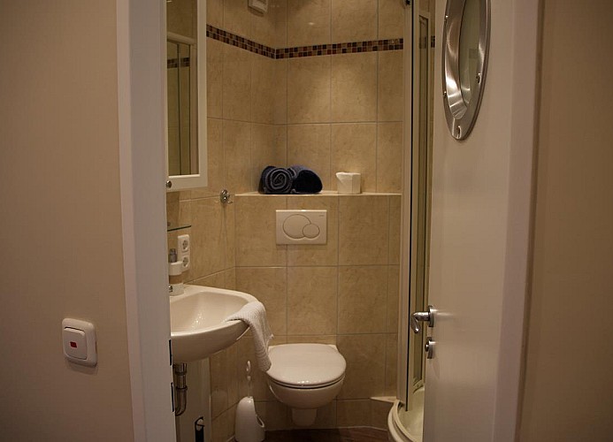 Toilette im Badezimmer der Fewo am Yachthafen am Südstrand