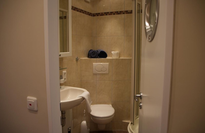 Toilette im Badezimmer der Fewo am Yachthafen am Südstrand