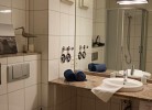 Badezimmer mit großen Spiegel in der Fewo mit Hund für 4 Personen