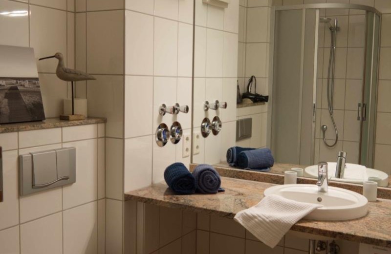 Badezimmer mit großen Spiegel in der Fewo mit Hund für 4 Personen